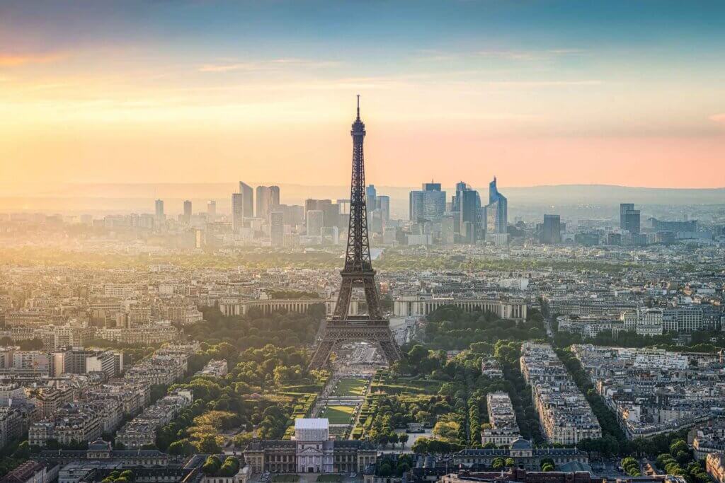 Luchtbeeld van Parijs met Eiffeltoren op voorgrond en La défense op de achtergrond