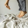 Springen op het bed