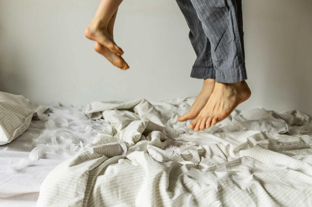 Springen op het bed