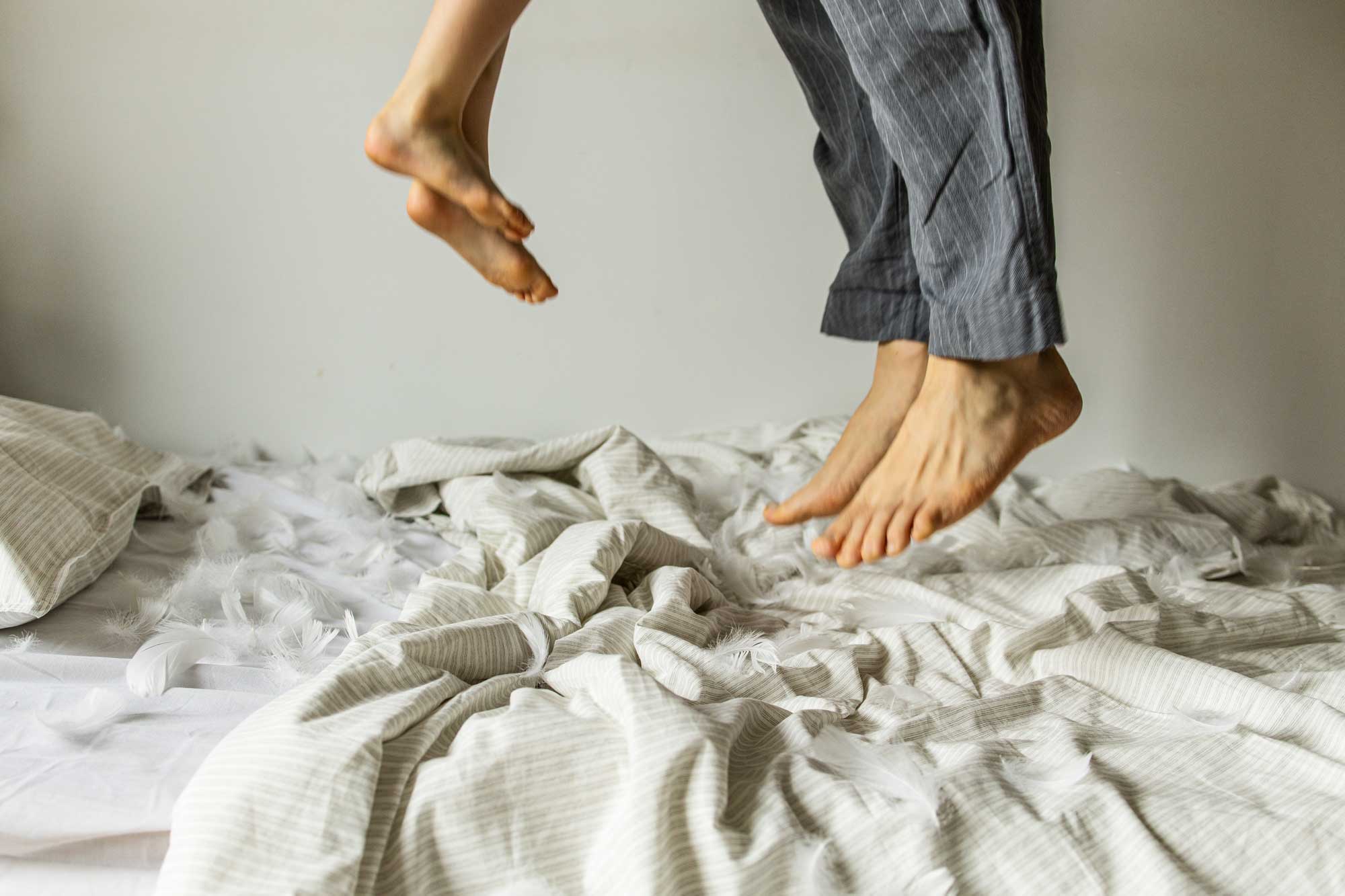 Springen op het bed