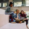 Studenten maken een groepswerk met AI
