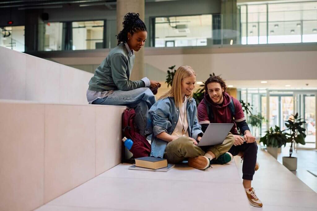 Studenten maken een groepswerk met AI