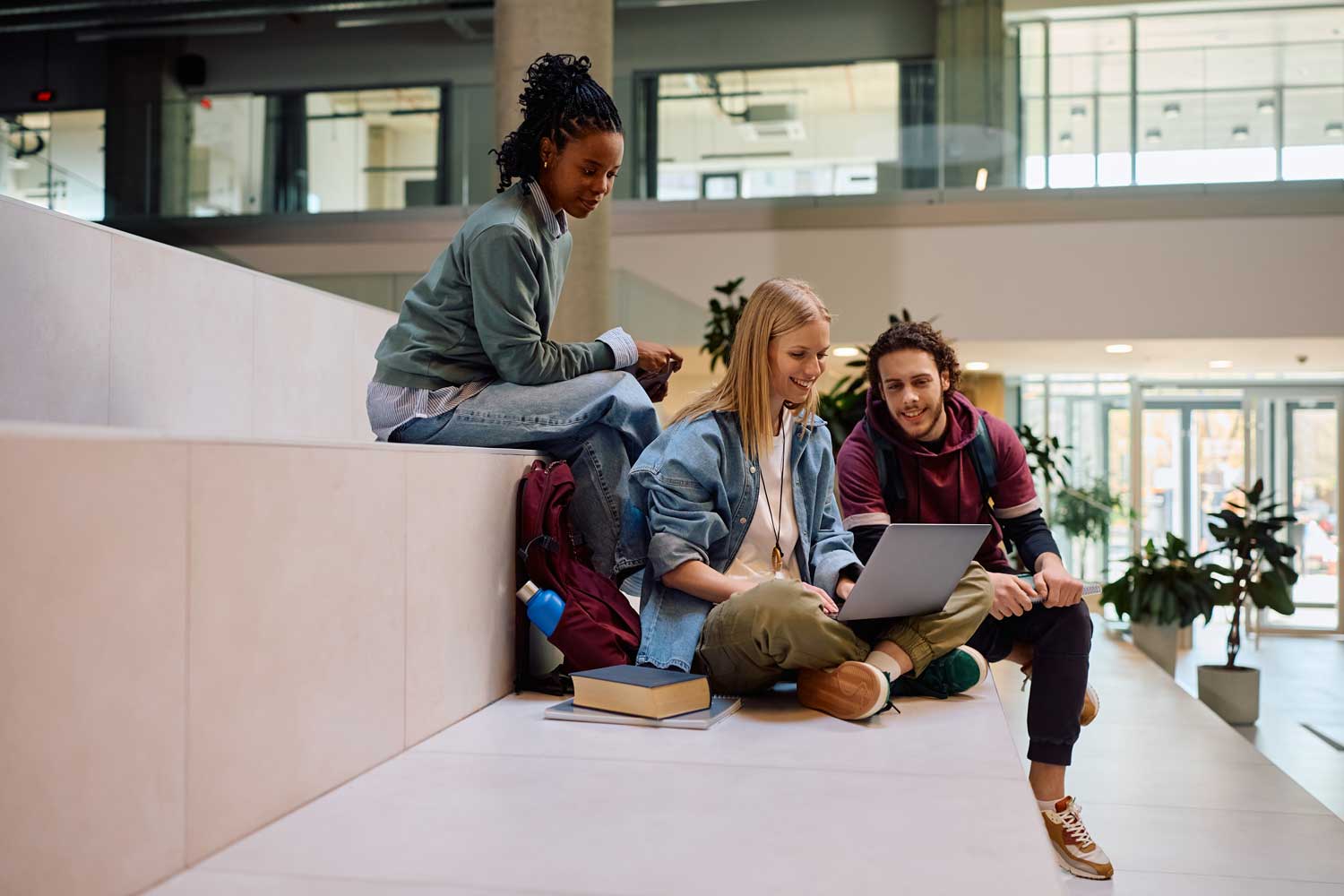 Studenten maken een groepswerk met AI
